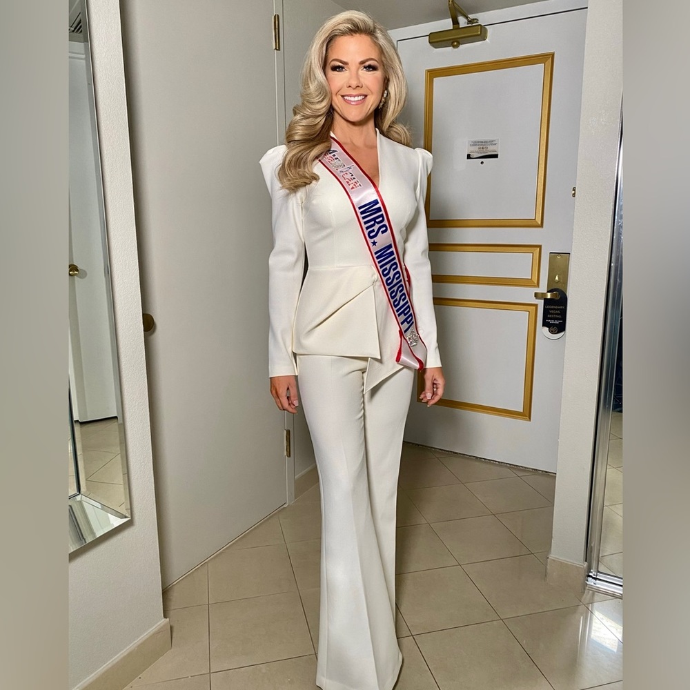 Stunning Ivory 2-Piece Suit by Safiyaa SZ 4 Pageant Interview Outfit